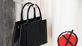 Ni cartera clásica ni riñonera: el accesorio práctico que revoluciona la moda de invierno