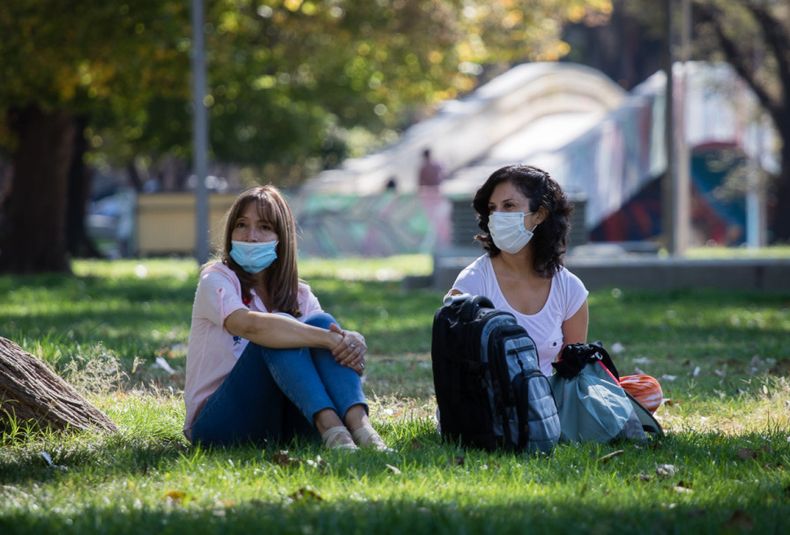 covid 19 mendoza, coronavirus mendoza, gente en la calle, pandemia, covid, gente, personas, aire libre, verano, clima, tiempo, mendoza, otoño