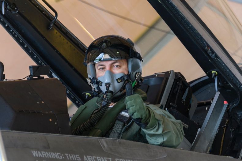 A lo Top Gun: las fotos de Luis Petri con los aviones que compró el gobierno.
