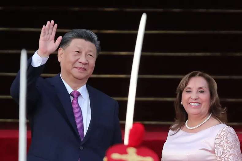 Xi Jinping con la presidenta peruana Dina Boluarte en Lima el último jueves.