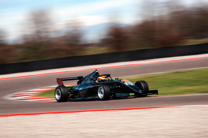 Lautaro Campione, con solo 16 años, busca dar el salto a la Fórmula 4 de Automovilismo europea en una oportunidad única.