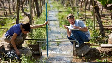 Productores vitícolas de Las Heras reciben ayuda sobre eficiencia hídrica.