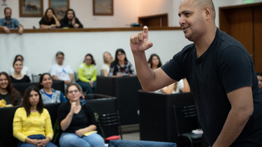 Curso de lengua de señas fue dictado para estudiantes universitarios.