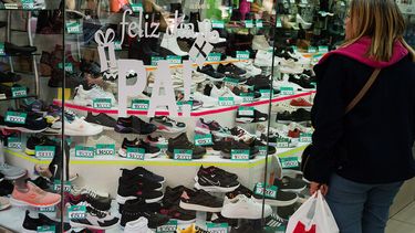La venta en comercios cayó en febrero.