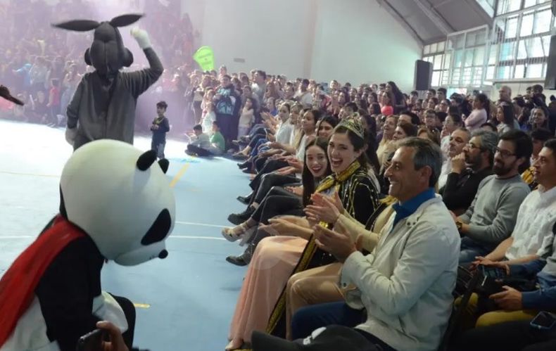 Rolando Scanio, Intendente de San Carlos, festeja con las mascotas