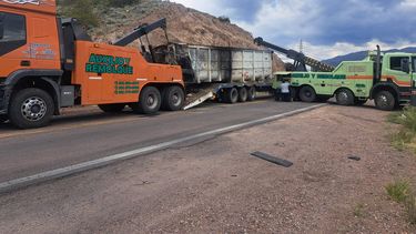 Personal trabaja en la Ruta 7 para remover los vehículos y liberar la calzada Personal trabaja en la Ruta 7 para remover los vehículos y liberar la calzada