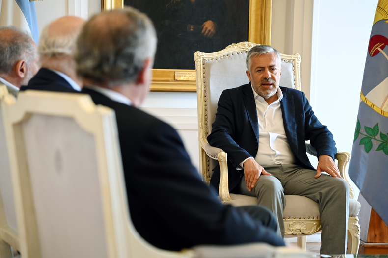 El gobernador Alfredo Cornejo mantuvo un encuentro con representantes del empresa de minería Kobrea, que promete una inversión de 20 millones de dólares.
