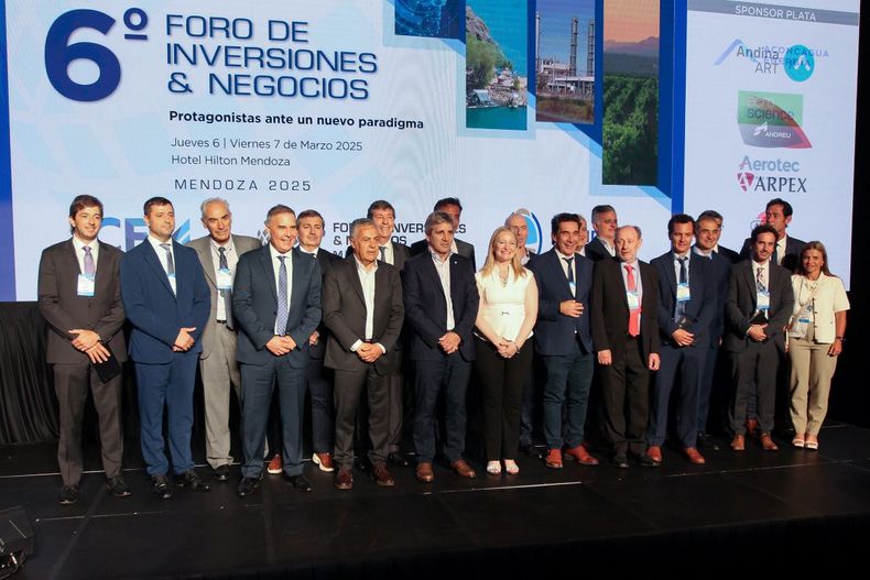 Los miembros del CEM junto a las autoridades provinciales y nacionales, al término de la conferencia Contextualización Económica de Inversiones y Negocios.jpg