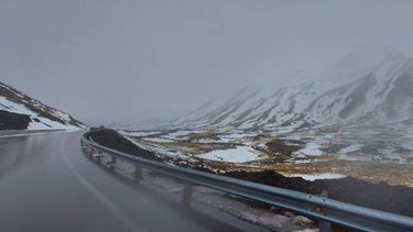 Algunas rutas de Mendoza se encuentran intransitable por nevadas o lluvias.