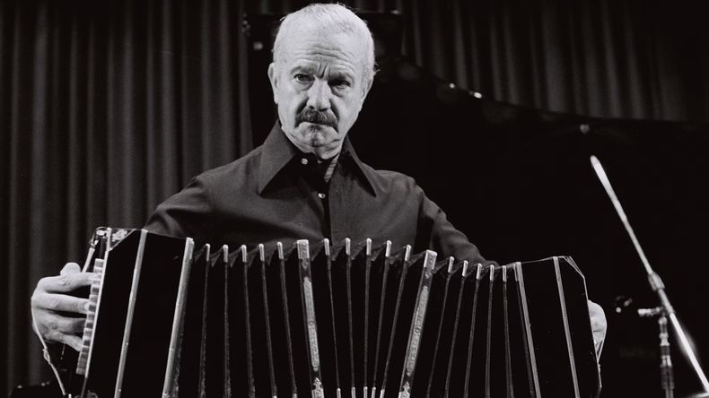 Efemérides: un día como hoy, murió el prestigioso compositor de tango argentino, Astor Piazzolla.