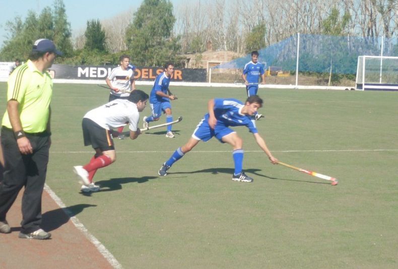 13  Banco Nación (camiseta azul), terminó primnero en la ronda clasificatoria del Nacional C de hockey caballeros que se esta jugando en San Rafael----Sábado 06-04-13