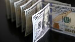 El dólar minorista cerró en $105,45 y en la semana acumuló un incremento de 0,22%