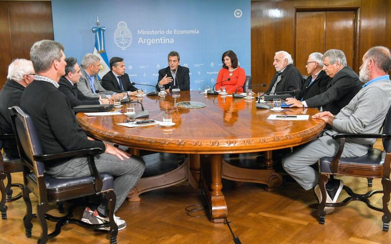 Sergio Massa mantuvo un encuentro con empresarios del transporte y se levant&oacute; el paro