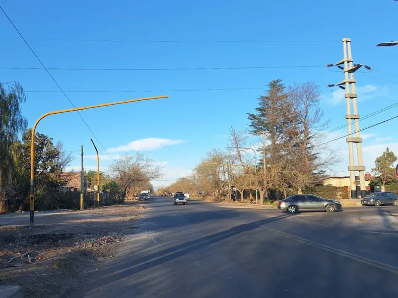 Así se veía la instalación de semáforos en los cruces de Irene Curie y Vélez Sarsfield y en Juan XXIII y El Libertador, en San Rafael.