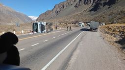 Accidente en Ruta 7: volcó un camión de origen brasileño y recomiendan circular con precaución