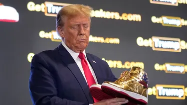 Donald Trump lanzó su modelo de zapatillas.