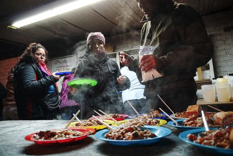 Un guiso de legumbres es la comida del martes en el patio callejero
