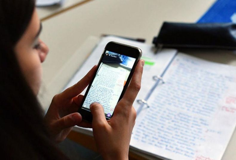En Mendoza está permitido el uso de celulares en escuelas, bajo protocolos propios.