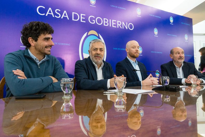 El gobernador Alfredo Cornejo realizó el convenio con el intendente de Luján de Cuyo, Esteban Allasino, para establecer el Hub Logístico en ese departamento.