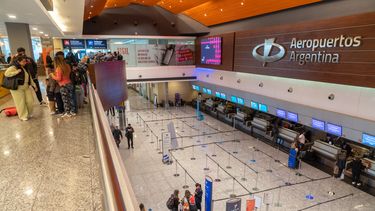 Se suspendió la huelga de controladores aéreos y habrá vuelos el lunes.