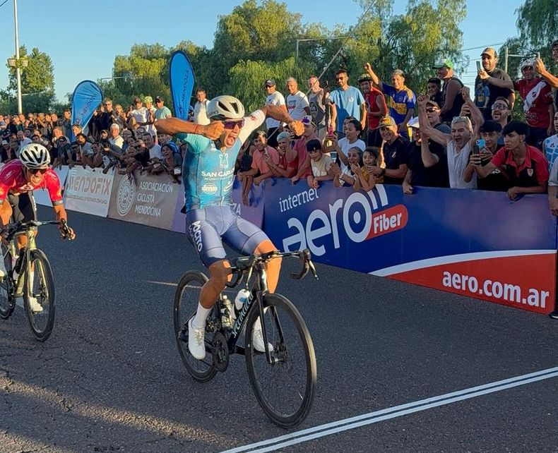 Rodrigo D&iacute;az, ganador de la quinta etapa de la Vuelta Ciclista de Mendoza.