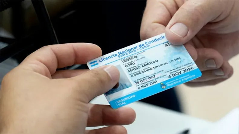 Actualmente, si un menor de 18 años quiere acceder a la licencia en Mendoza, requiere de un proceso de emancipación legal, a través de un escribano.