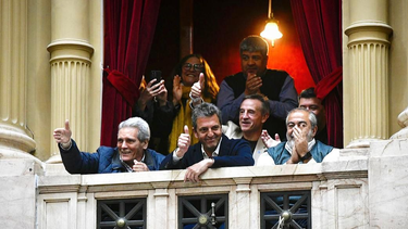 Sergio Massa en los palcos del Congreso con los dirigentes de la CGT durante la aprobación de la eliminación de ganancias.