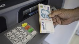 Extracción de dinero: rige la nueva normativa del Banco Central para las redes de ATM