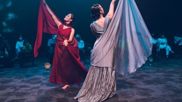 el desfile, un espectaculo de teatro danza en homenaje a la moda francesa