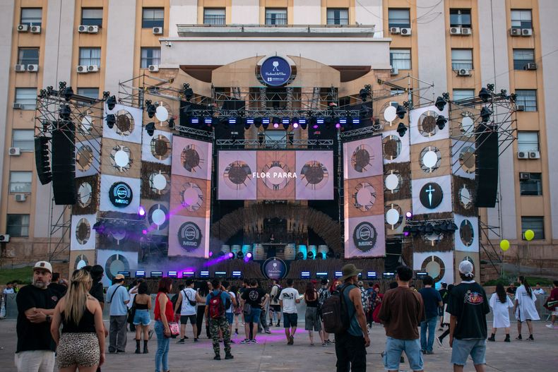 La Peatonal del Vino volvió a llenar el Parque Cívico con vinos, arte y DJ sets.