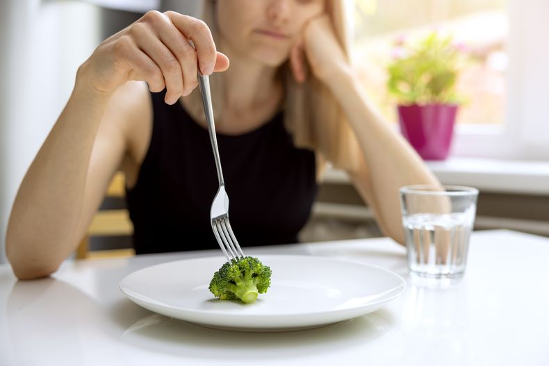 Trastornos Alimentarios: advierten sobre los riesgos de las dietas de moda, los suplementos sin control y la obsesión por “comer sano”.