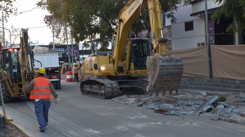 La Municipalidad de Mendoza comenzó este lunes la remodelación integral de la calle Hipólito Yrigoyen.