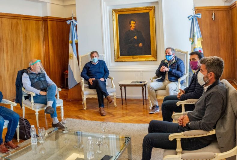 Suarez junto a intendentes.