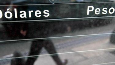 Por la crisis del peso, crecen los depósitos en dólares