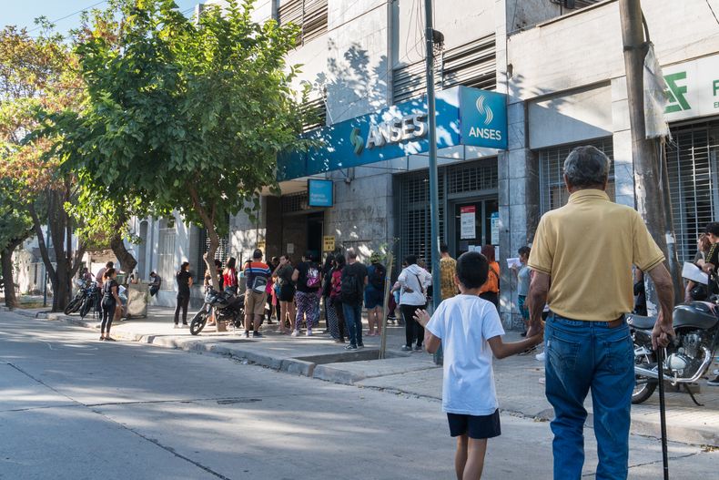Financiamiento previsional en caída: qué pasa con los aportes e impuestos.