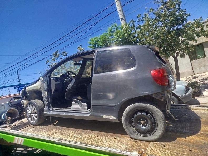 Un auto que estaba a punto de ser desarmado en el domicilio allanado, en Maipú.