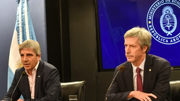 El ministro de Economía, Luis Caputo, junto al presidente del BCRA, Santiago Bausili. El ministro de Economía, Luis Caputo, junto al presidente del BCRA, Santiago Bausili.