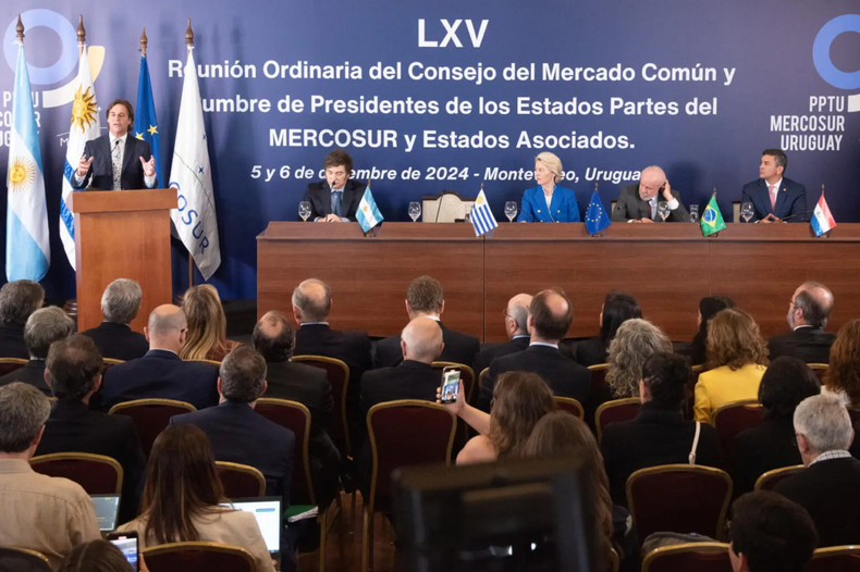 Los presidentes del Mercosur junto a la presidenta de la Comisión Europea, Úrsula Von der Leyen