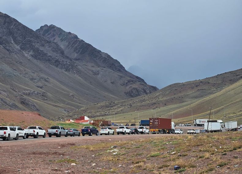 El Paso Internacional Los Libertadores se encuentra abierto este lunes 5 de enero para todo tipo de vehículos.
