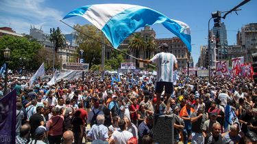 Miles de argentinos se suman al paro nacional.