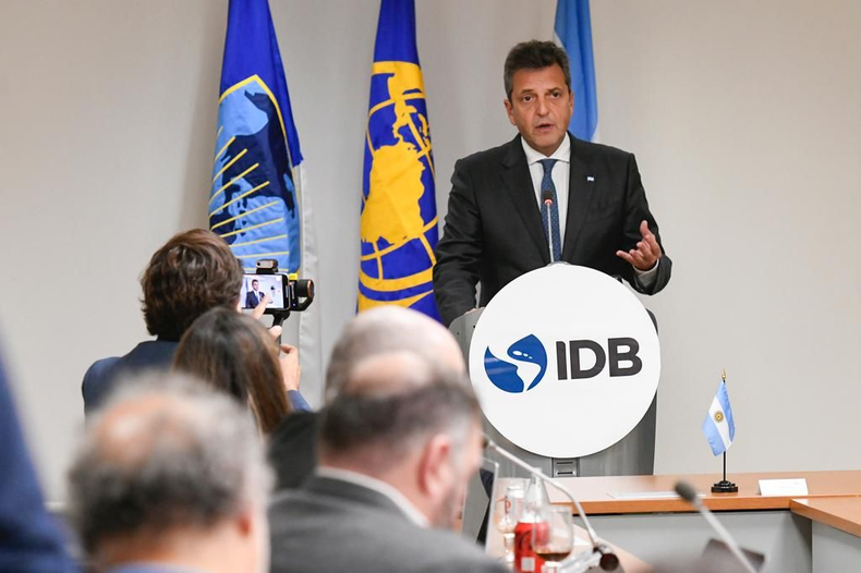 El Ministro de Economía Sergio Massa, desde Estados Unidos anunció nuevos créditos y aseguró que allí están sorprendidos por el proyecto dolarizador de Milei.
