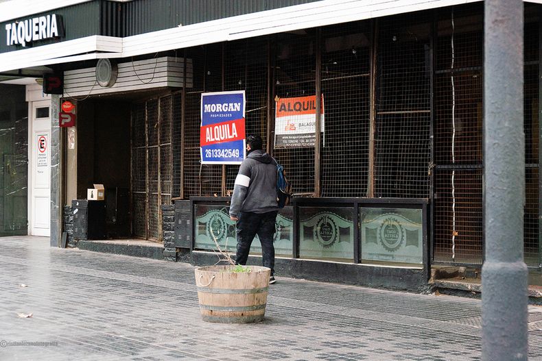 Una postal que se repite: comercios cerrados en el centro mendocino. 