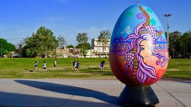 Huevos gigantes llenan de arte un predio verde de Godoy Cruz