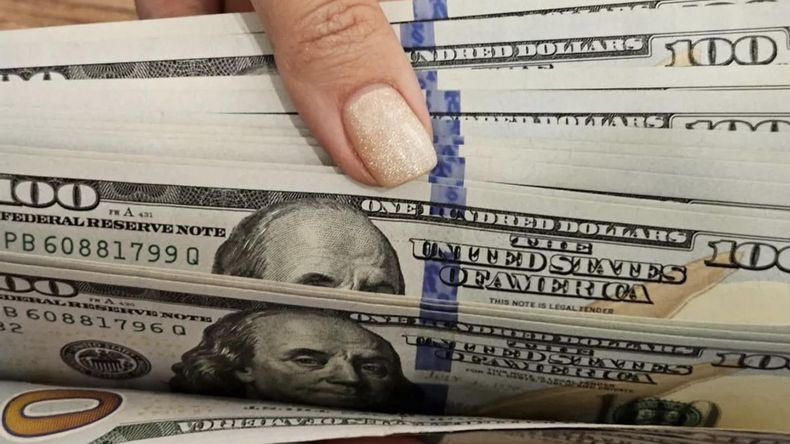 El dólar sube a un precio récord mientras caen los bonos y sube el riesgo país