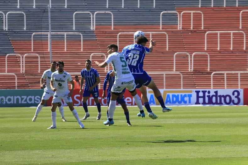 A mano: Godoy Cruz empató ante Sarmiento en el Malvinas