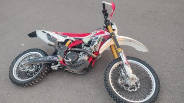 La moto recuperada por la Policía, que había sido robada de una concesionaria de Godoy Cruz.