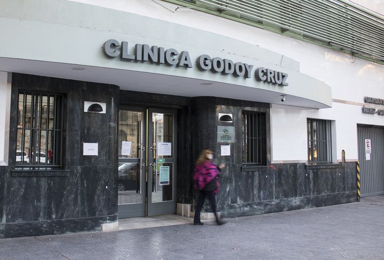 Clinica Godoy Cruz, enfermeros, medicos, atención por turno, paciente