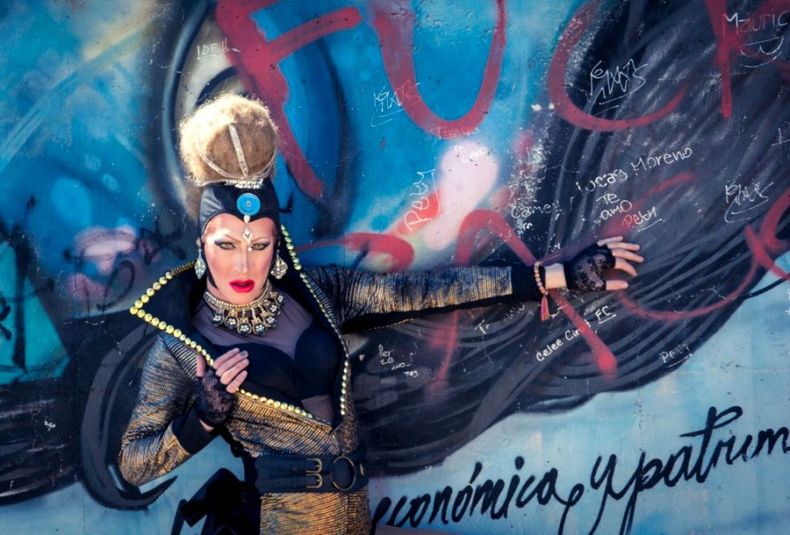LOVE FUCKING DRAG QUEEN