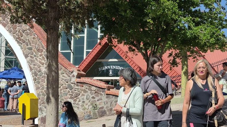 Los fieles llegan cada 11 de febrero al Santuario de Nuestra Señora de Lourdes, en el Challao. 