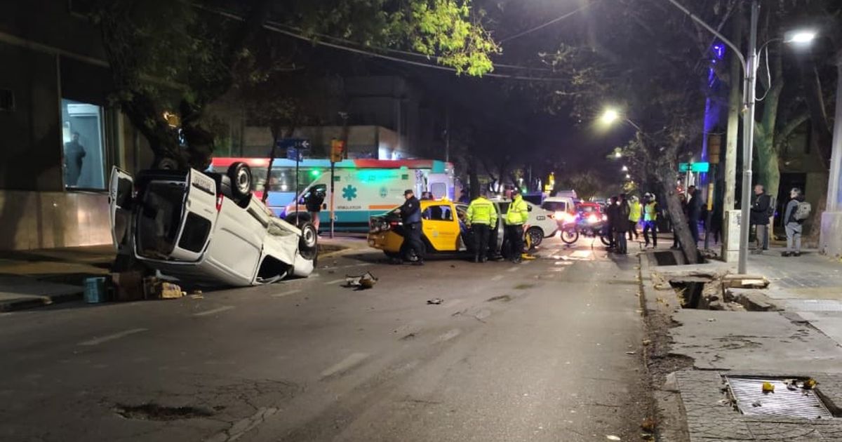Tránsito complicado en el centro por el vuelco de una camioneta